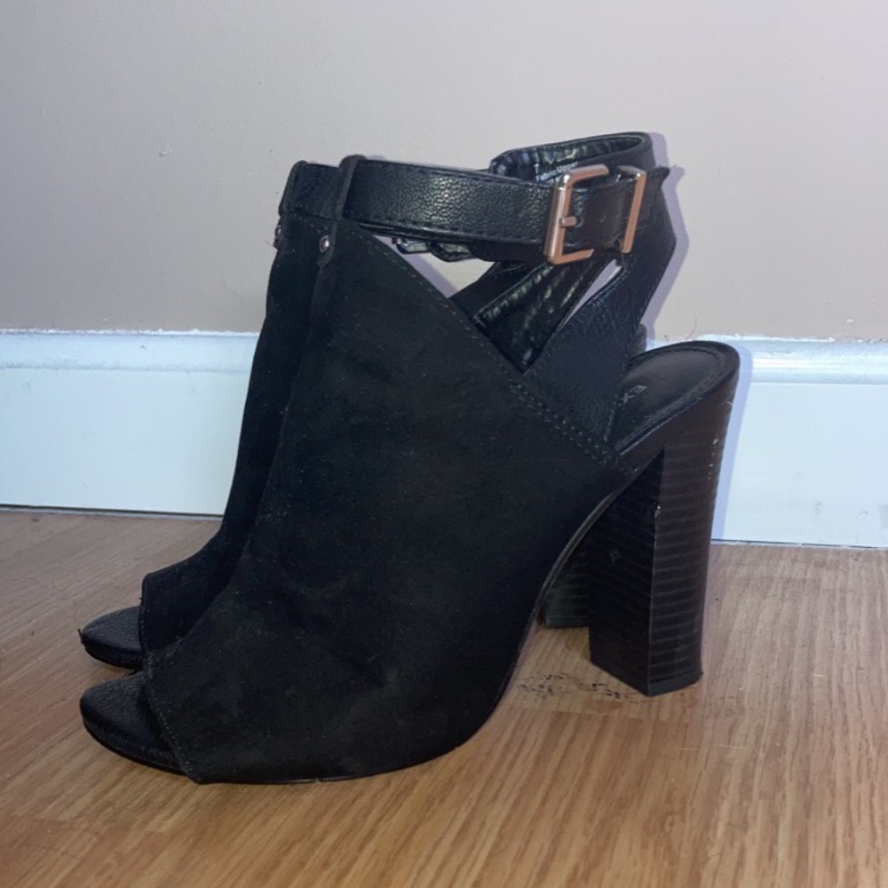 Black peep toe pumps